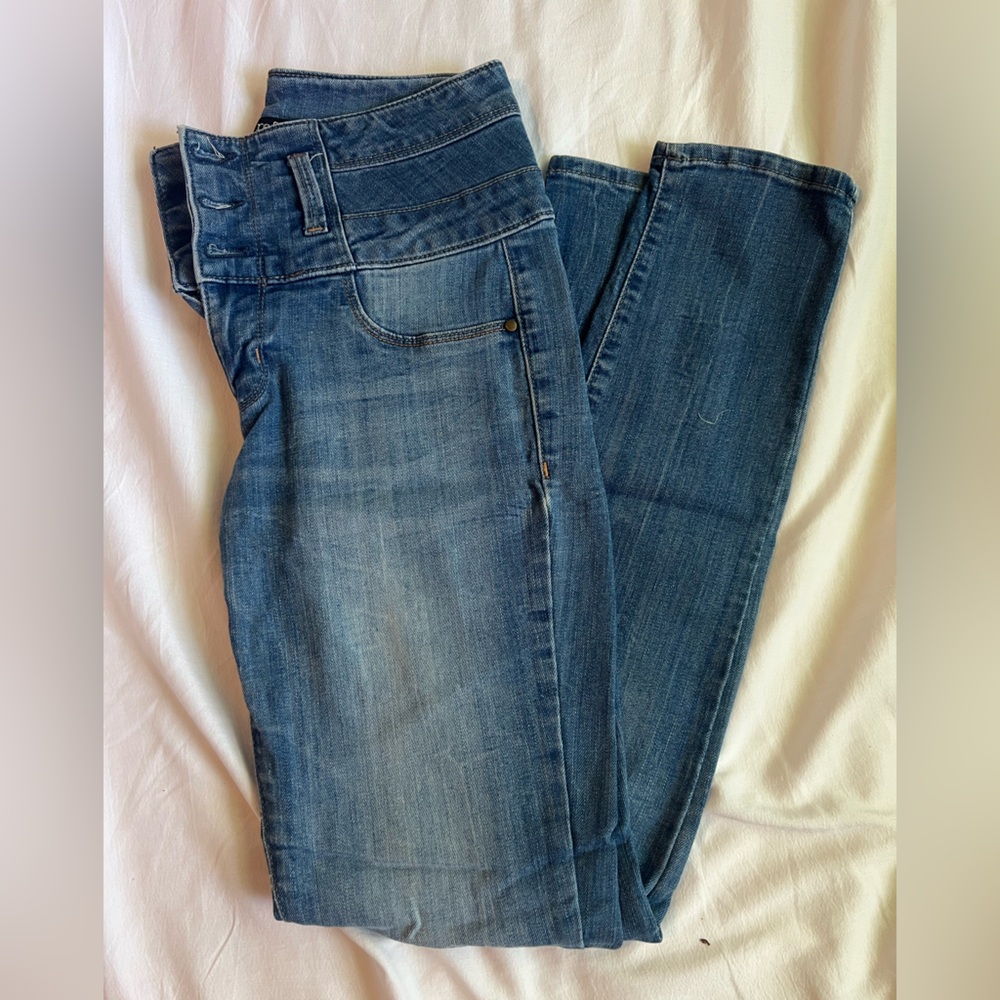 HIGH WAISTED JEANS